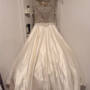 Elegant Cream Lace Wedding Dress